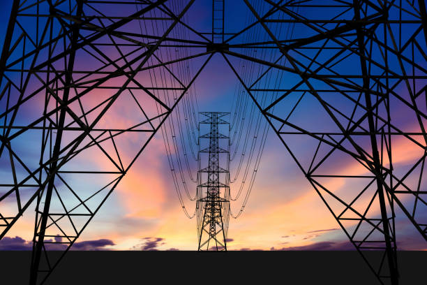 높은 전압 타워와 다채로운 하늘입니다. - 전기 연료 및 전력 생산 뉴스 사진 이미지