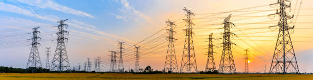 hoog-voltage power lijnen op zonsondergang - elektriciteit stockfoto's en -beelden