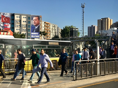 イスタンブール、メトロバス、公共交通システムの一部に E5 を高速道路は、イスタンブールでトラフィックを軽減します。 - ストックフォト・写真素材...