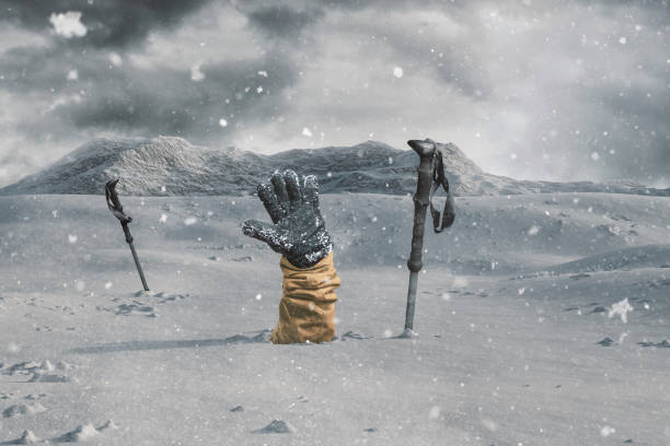 hiker протягивая свою заснеженную руку рядом с треккинг полюсов сигнализировать о помощи из-за снежной лавины . опасная экстремальная концеп� - avalanche стоковые фото и изображения