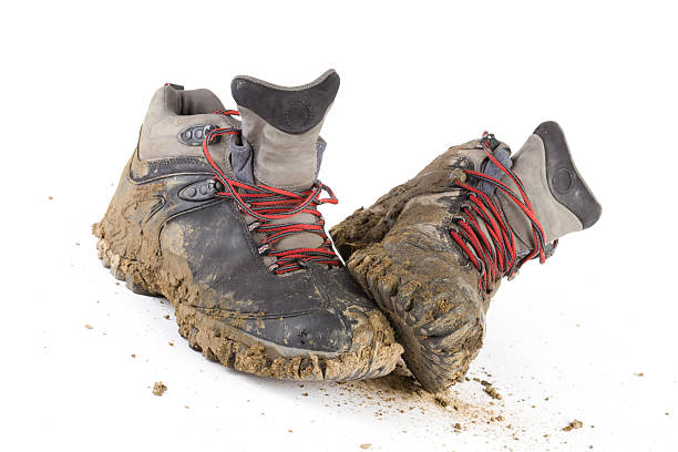 hiking dirty boots - muddy shoes stockfoto's en -beelden