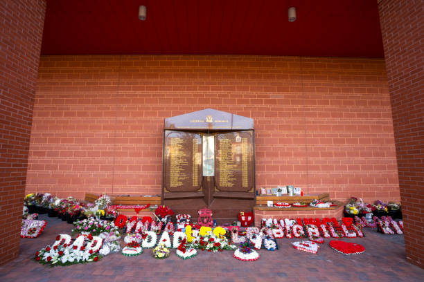 мемориал хиллсборо на стадионе энфилд в ливерпуле, великобритания - liverpool стоковые фото и изображения