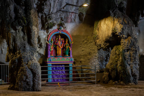 hindu deities altar inside batu caves - vera pauw stockfoto's en -beelden