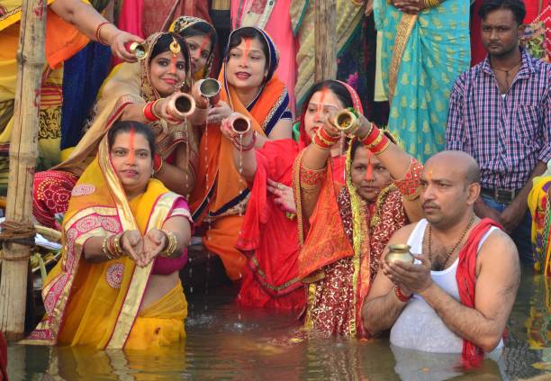 Hindu devotee celebrate Chhath Puja festival Allahabad: Hindu devotee offer prayer to Sun during Sunset on the occasion of Chhath puja festival at Baluaghat in Allahabad on 26-10-2017. chhath stock pictures, royalty-free photos & images