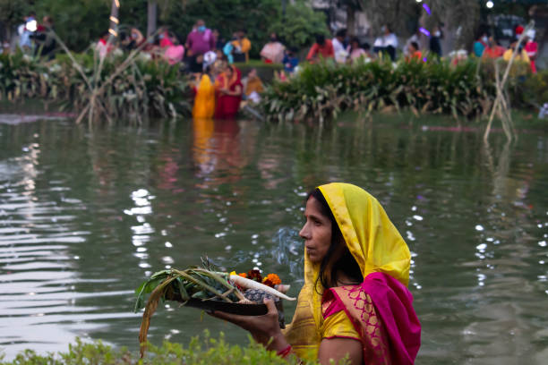 Hindu Devotee In Traditional Sari And Holding Fruits And Sweets In Bamboo Basket Soop Dala Offering Arghya Prayers To God Surya During Chhath Celebration Noida Uttar Pradesh India 20 November 2020 - Hindu Devotee In Traditional Sari And Holding Fruits And Sweets In Bamboo Basket Soop Dala Offering Arghya Prayers To God Surya During Chhath Celebration chhath stock pictures, royalty-free photos & images