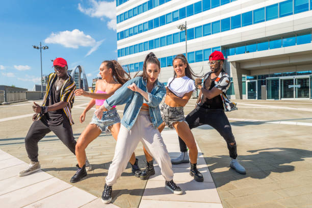 hip hop crew dancing outdoors - dancing imagens e fotografias de stock