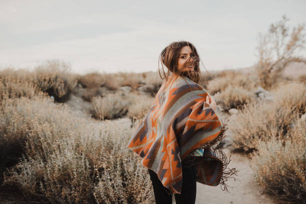 hipster meisje in zigeuner kijken, jonge reiziger in de usa woestijn - boho stockfoto's en -beelden