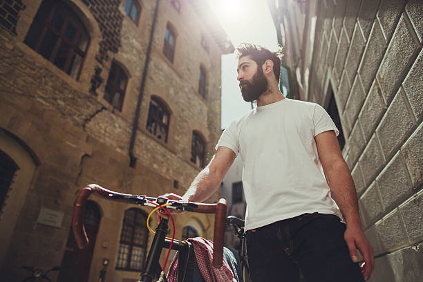 hipster uomo a piedi con la bicicletta - bologna roma foto e immagini stock