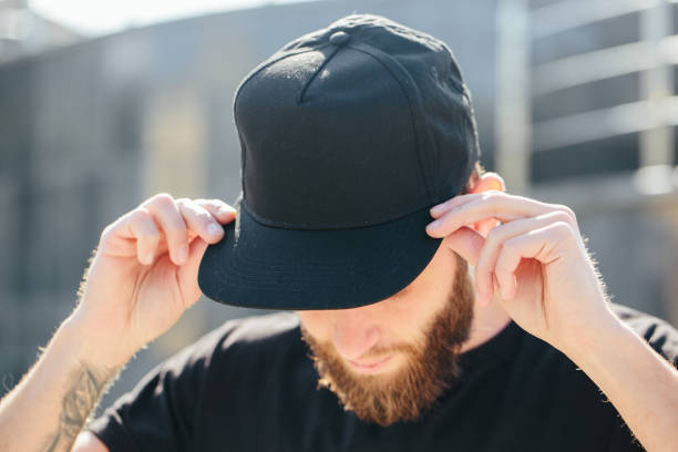 hipster bel modello maschile con barba che indossa un berretto da baseball bianco nero con spazio per il tuo logo - berrettini foto e immagini stock
