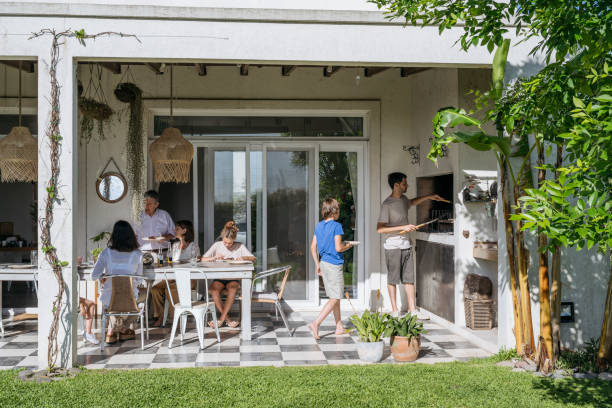 hispanische familie genießt outdoor-mittagsmahlzeit - terrasse grundstück stock-fotos und bilder