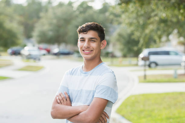 latino tiener jongen staande op woonstraat - alleen één tienerjongen stockfoto's en -beelden