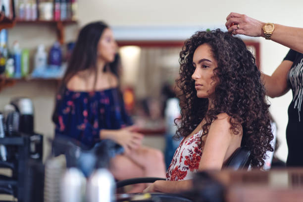 mujeres hispanas en una peluquería - rizado peinado fotografías e imágenes de stock