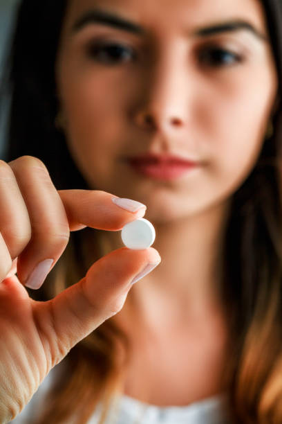 hisoire jeune femme prête à prendre le matin pilule du lendemain pour la contraception d’urgence - pilule du lendemain photos et images de collection