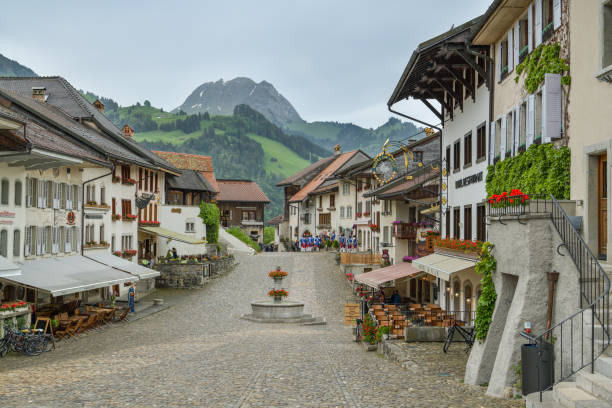 zabytkowy rynek miejski w małym mieście gruyeres w kantonie fryburg, szwajcaria - freiburg zdjęcia i obrazy z banku zdjęć