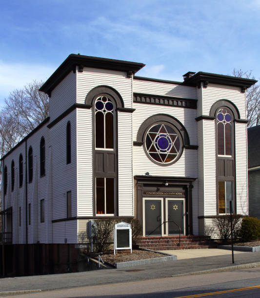 Historical synagogue in Taunton, Massachusetts, USA. Historical synagogue in Taunton, Massachusetts, USA. Congregation Agudath Achim and the Jewish Community House synagogue stock pictures, royalty-free photos & images