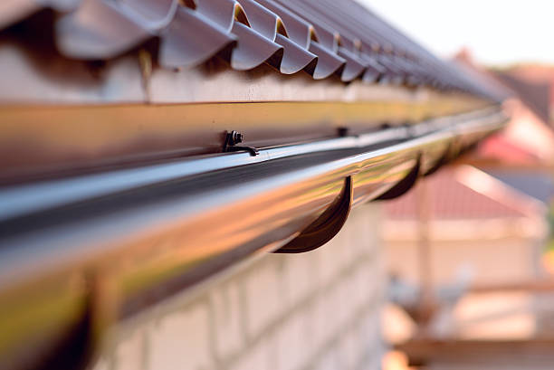 holder gutter drainage system on the roof - dakgoten stockfoto's en -beelden