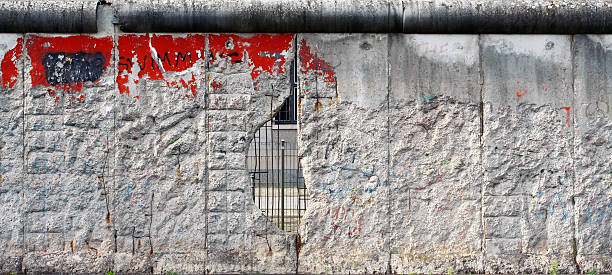 hole in the berlin wall - berliner mauer stock-fotos und bilder