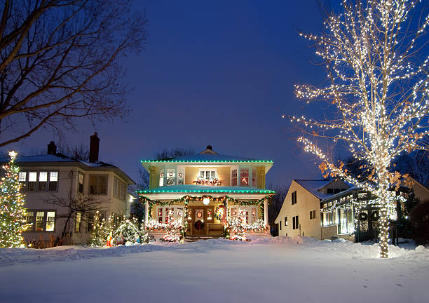 luces de navidad festiva - christmas lights house fotografías e imágenes de stock