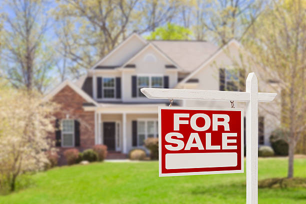 home for sale real estate sign and house - huis kopen stockfoto's en -beelden