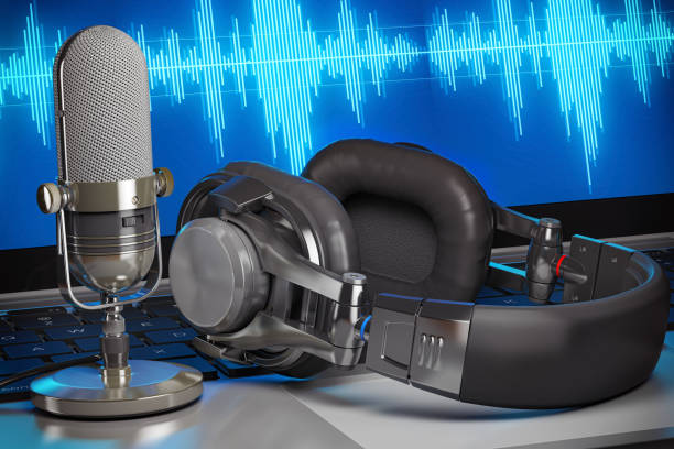 home muziek of podcast studio. microfoon met hoofdtelefoon op laptop met golven op het scherm. - podcast stockfoto's en -beelden