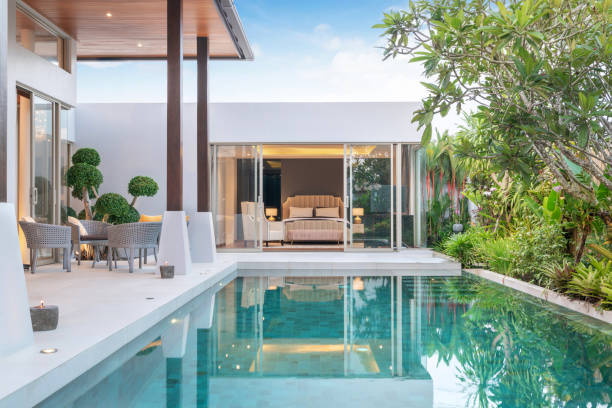 huis of huis gebouw exterieur en interieur design resultaat tropische zwembadvilla met groene tuin en slaapkamer - zwembad stockfoto's en -beelden
