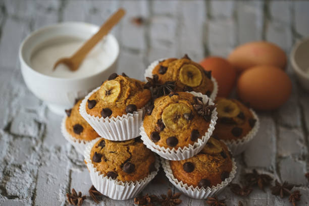 bánh nướng xốp chuối và ca cao tự làm không đường - banana muffin hình ảnh sẵn có, bức ảnh & hình ảnh trả phí bản quyền một lần