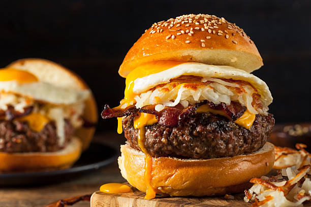 domowe śniadanie cheeseburger z boczkiem - soczysty zdjęcia i obrazy z banku zdjęć