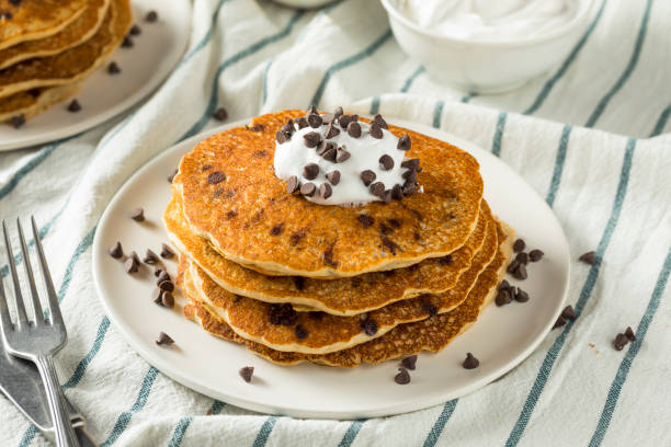 pancake al cioccolato fatti in casa - pancake foto e immagini stock