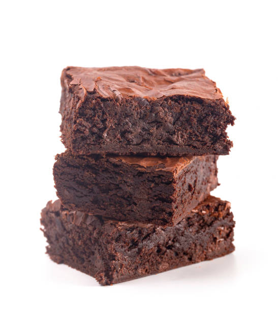 zelfgemaakte dubbele chocolade brownies geïsoleerd op een witte achtergrond - brownie stockfoto's en -beelden