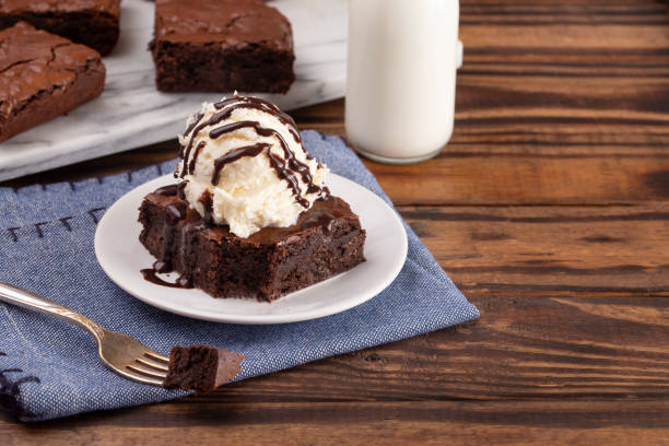 hausgemachte doppel schokolade brownies sundae mit vanille-eis auf der oberseite - ice cream fancy stock-fotos und bilder