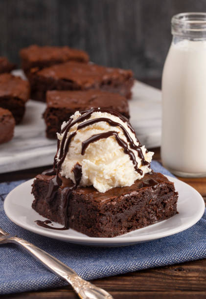 hausgemachte doppel schokolade brownies sundae mit vanille-eis auf der oberseite - ice cream fancy stock-fotos und bilder