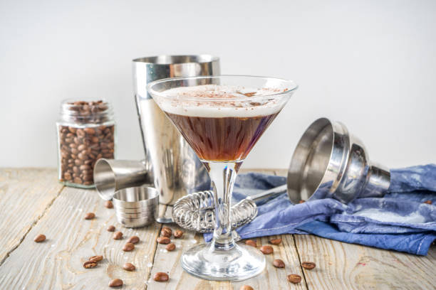 zelfgemaakte espresso martini cocktail - espresso stockfoto's en -beelden