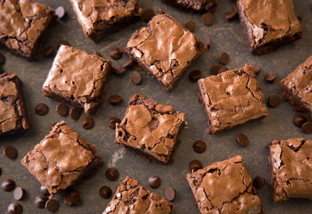 zelfgemaakte slissend dubbele chocolade brownies - brownie stockfoto's en -beelden