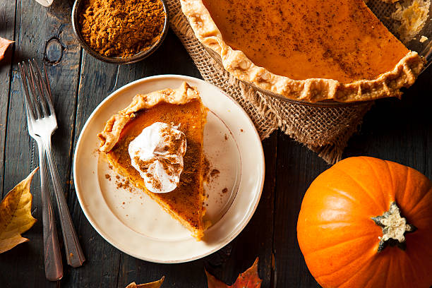 homemade pumpkin pie for thanksgiving - höstmat bildbanksfoton och bilder