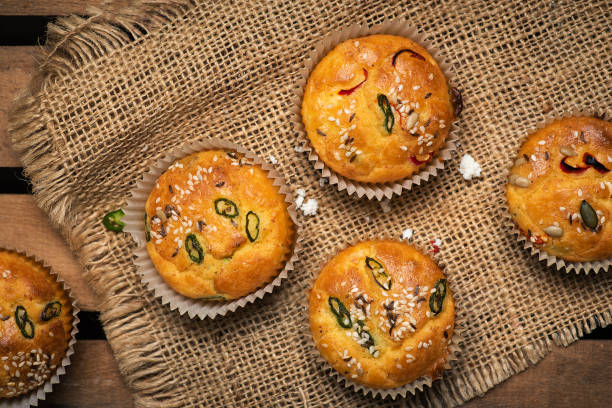 bánh nướng xốp mộc mạc tự làm với hạt tiêu phô mai và rau - cheese muffins hình ảnh sẵn có, bức ảnh & hình ảnh trả phí bản quyền một lần