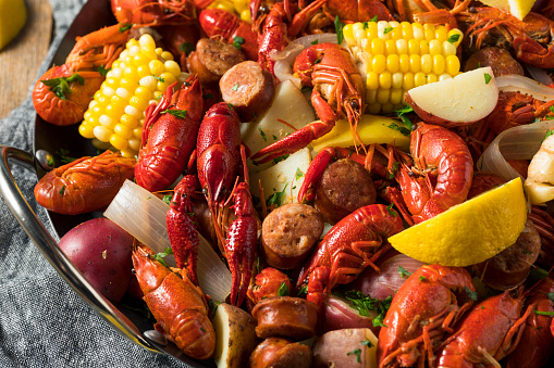 Bake seafood on the charcoal fire of the barbecue stove