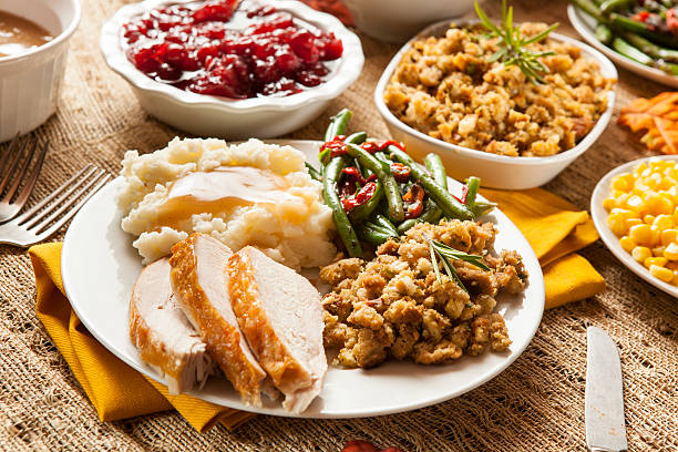 homemade turkey thanksgiving dinner - avondmaaltijd stockfoto's en -beelden