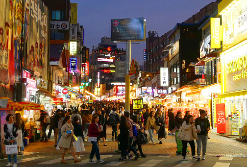 Pasar Jalanan Hongdae Di Malam Hari Seoul Korea Selatan Foto Stok - Unduh  Gambar Sekarang - iStock