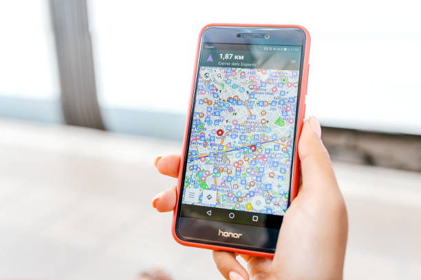 honor phone screen with gps navigator map - google imagens e fotografias de stock