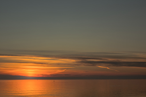 システィアーナ海岸 イタリアの日没で水上の地平線 アドリア海のストックフォトや画像を多数ご用意 Istock