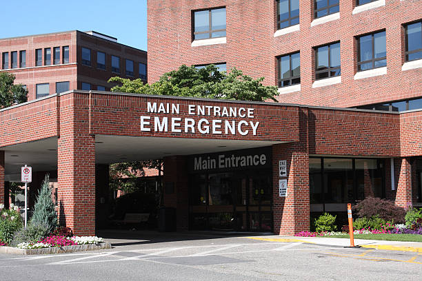entrada hospital de emergencia - hospital building fotografías e imágenes de stock