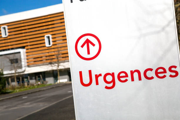 signe d’entrée de salle d’urgence d’hôpital - urgences france photos et images de collection