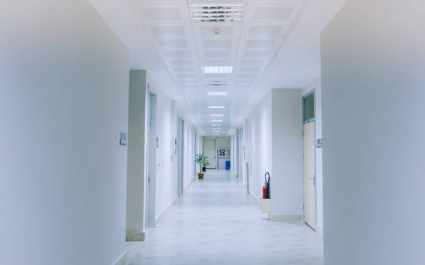 krankenhaus, schule, universität oder büro flur leeren raum. - korridor stock-fotos und bilder