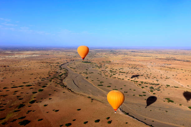 hot air balloon - marrakech desert imagens e fotografias de stock
