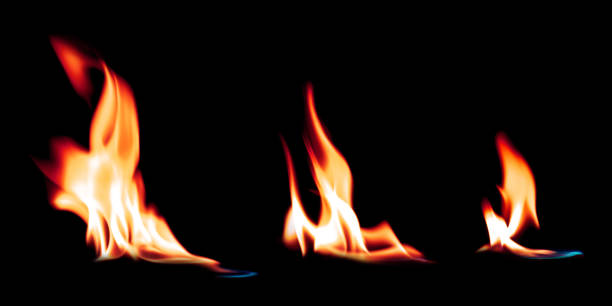 flammes chaudes de feu brûlant sur un fond noir pur. effet d'allumage lumineux. - flammes photos et images de collection