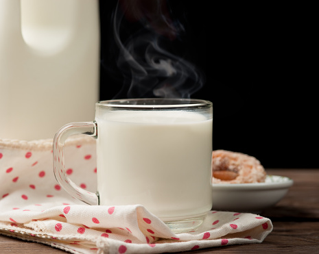 ✓ Imagen de Vaso de leche con galletas sabrosos Fotografía de Stock