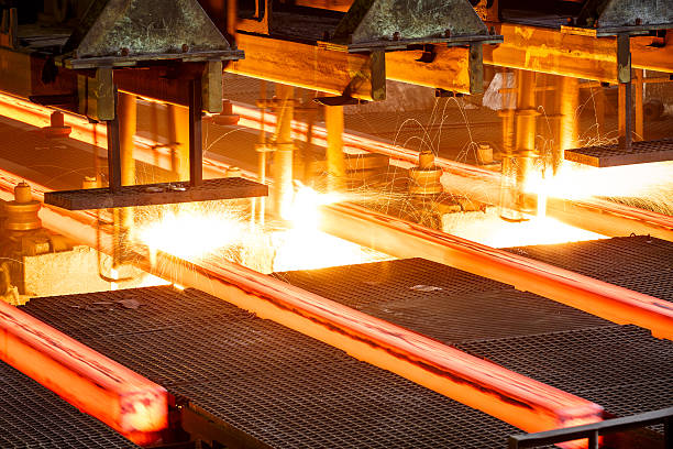 heißen stahl auf förderband in steel mill - stahlproduktion stock-fotos und bilder