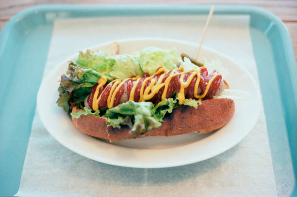 hotdog với rau trên bàn - the japanese hot dog hình ảnh sẵn có, bức ảnh & hình ảnh trả phí bản quyền một lần