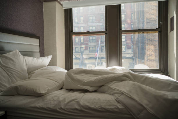 cama de hotel - colchones nuevos fotografías e imágenes de stock