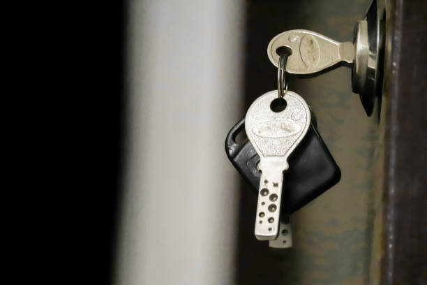 집 열쇠, 나무 골동품 문에 열쇠가있는 오래된 열쇠 구멍의 클로즈업, 집 아이콘이있는 자물쇠의 열쇠 - home 뉴스 사진 이미지